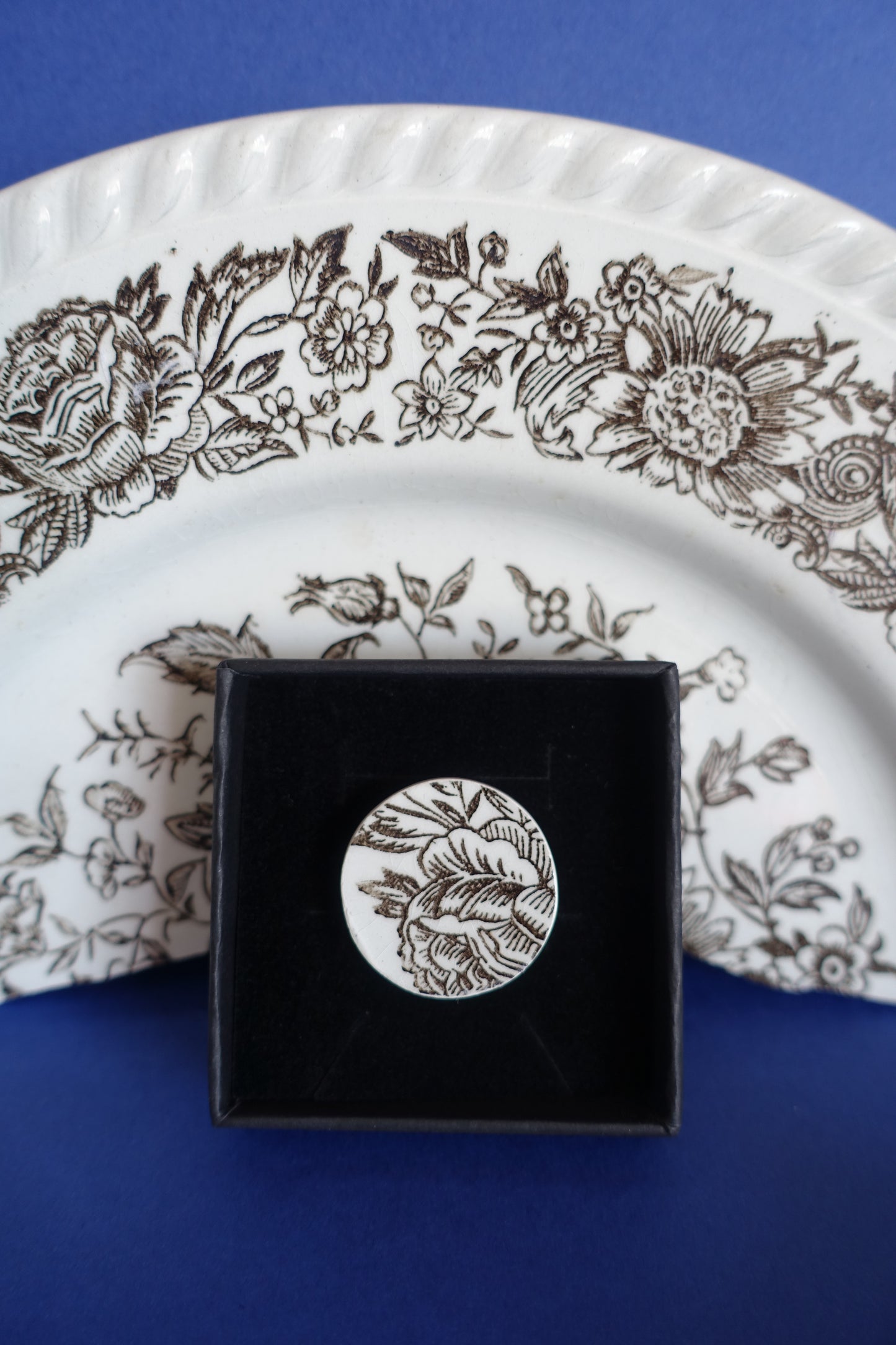 Pin's rond fleuri noir et blanc