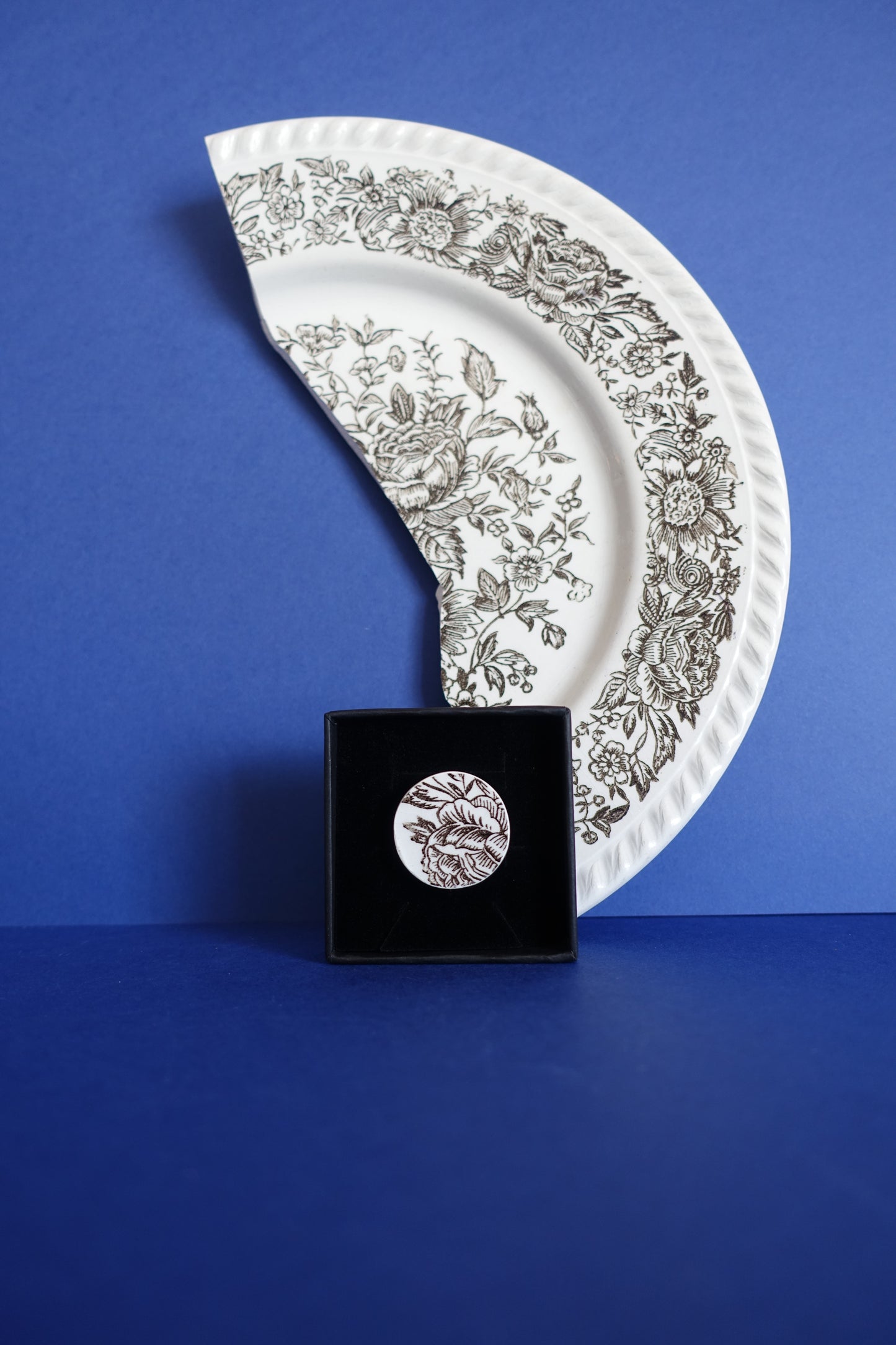 Pin's rond fleuri noir et blanc